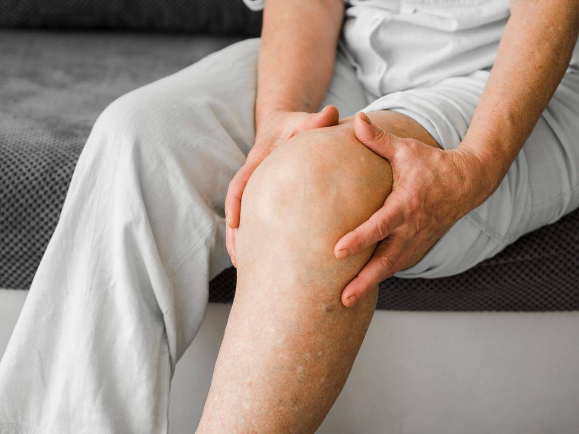 Knee Dehydration: Symptoms, Causes, and Treatment